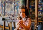 Dziewczynka trzymająca motyla z folii