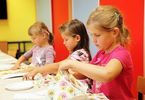 Dzieci wycinające kolorowe serwetki