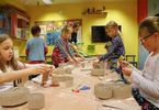 Dzieci podczas warsztatów plastycznych tworzą prace z tekstury