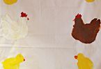 Praca na tkaninie przedstawiająca kury i kurczaczki