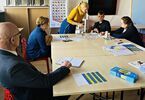 Uczestnicy nauki języka ukraińskiego z instruktorką