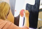 Kobieta malująca twarz akrylem