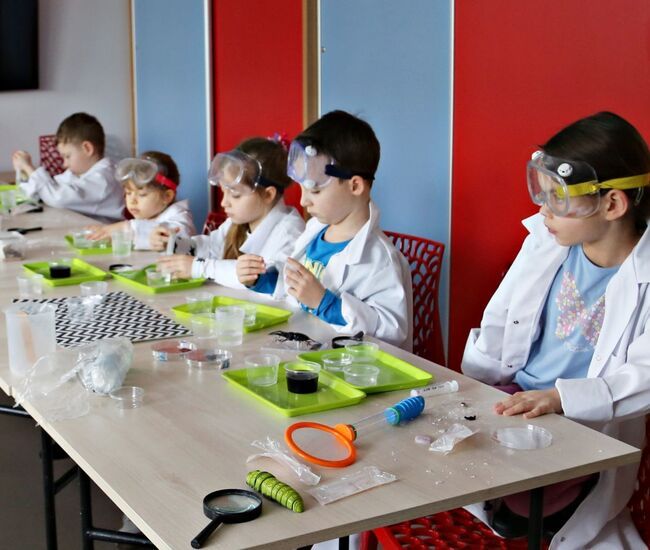 Dzieci przy stoliku podczas eksperymentów
