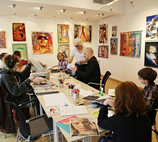 Kobiety i mężczyźni  w galerii podczas warsztatów tworzenia postzinów